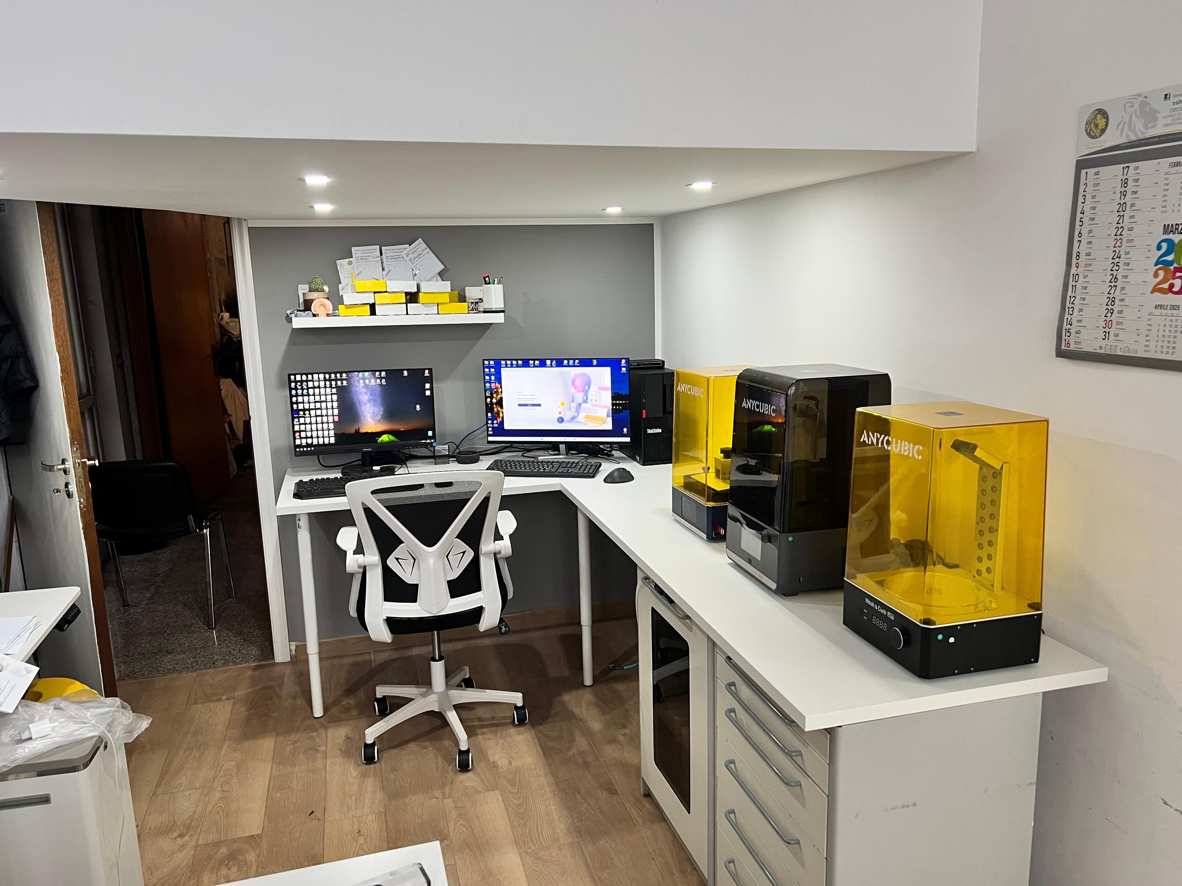La postazione CAD del laboratorio con le stampanti in resina